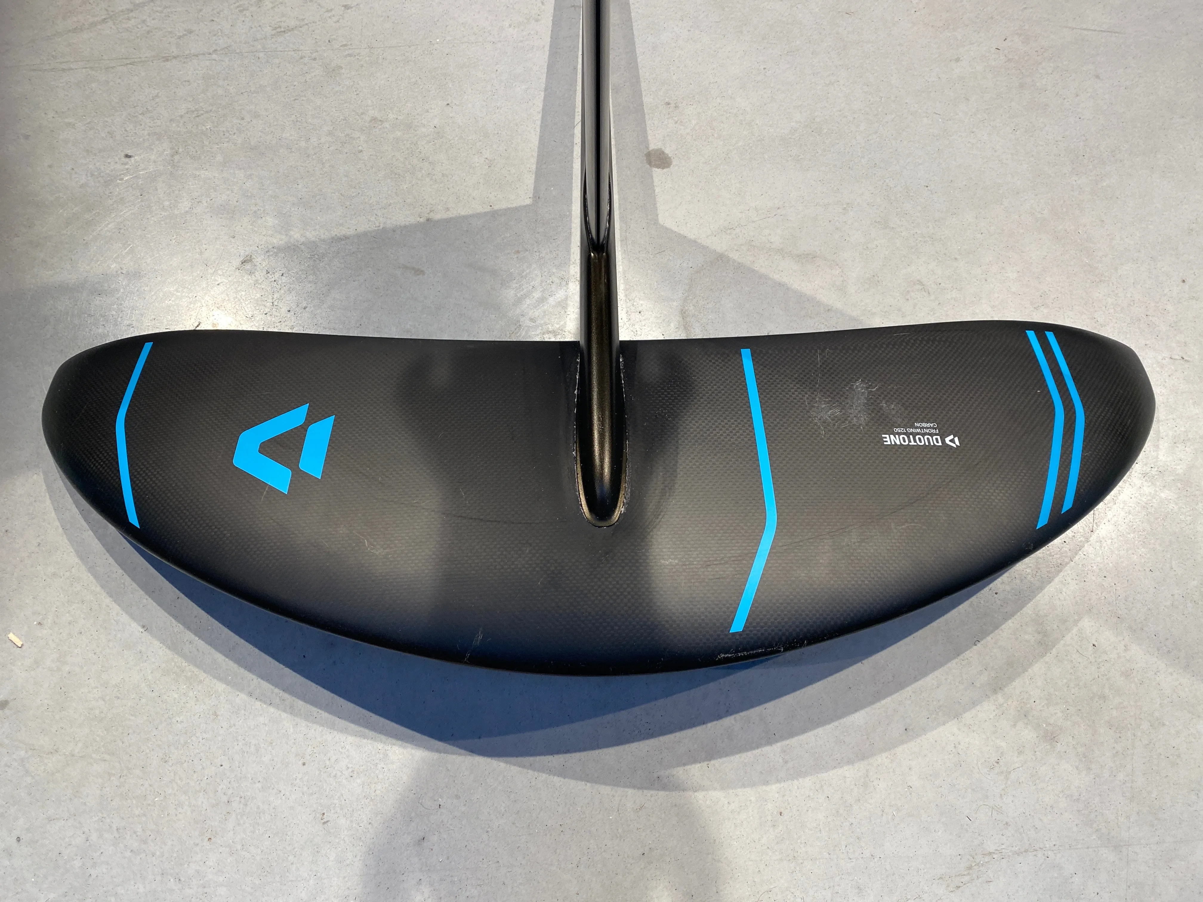 Used beginner kitefoil board - Duotone free 5'0   1250 FW   75 mast