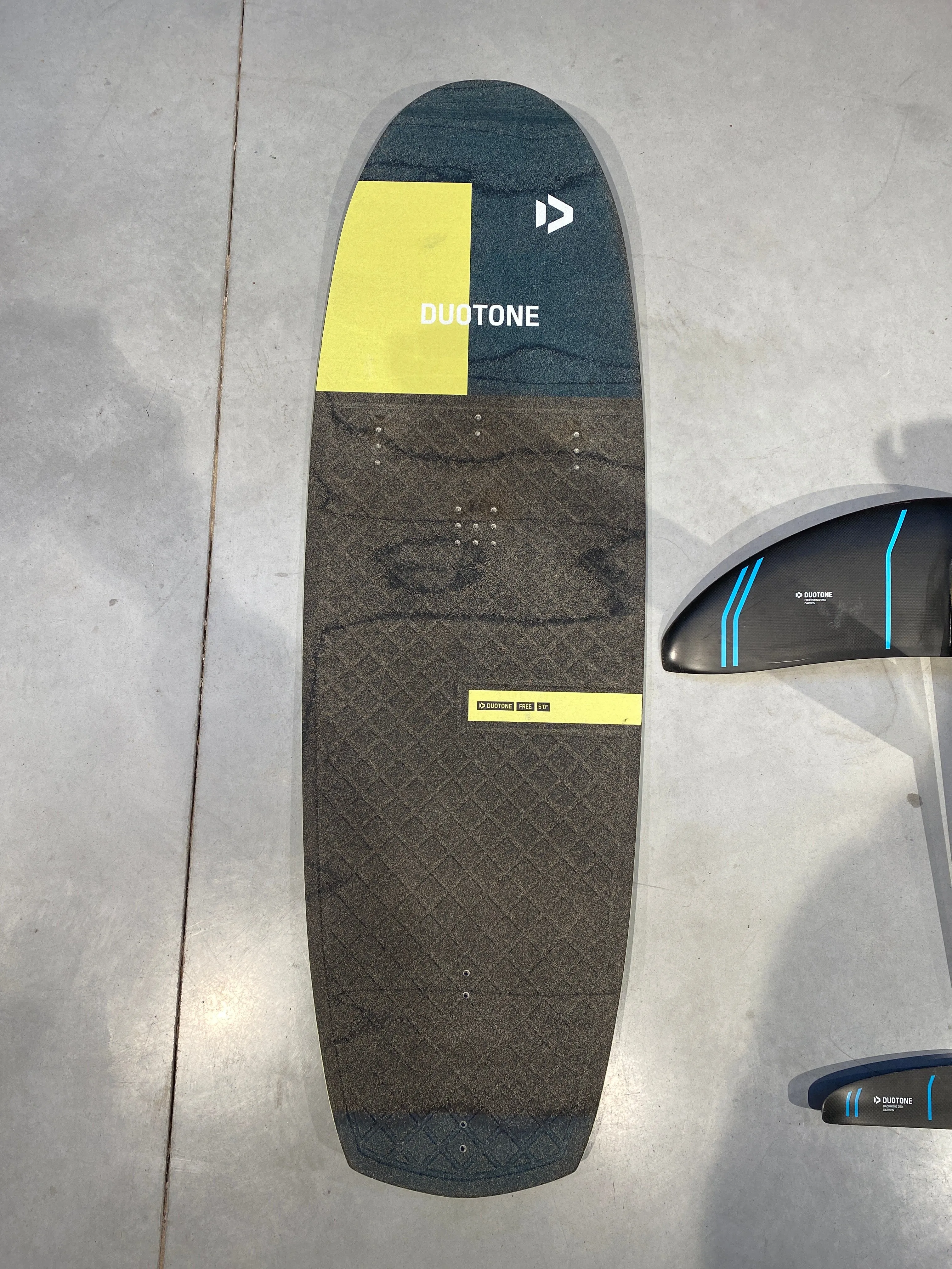 Used beginner kitefoil board - Duotone free 5'0   1250 FW   75 mast