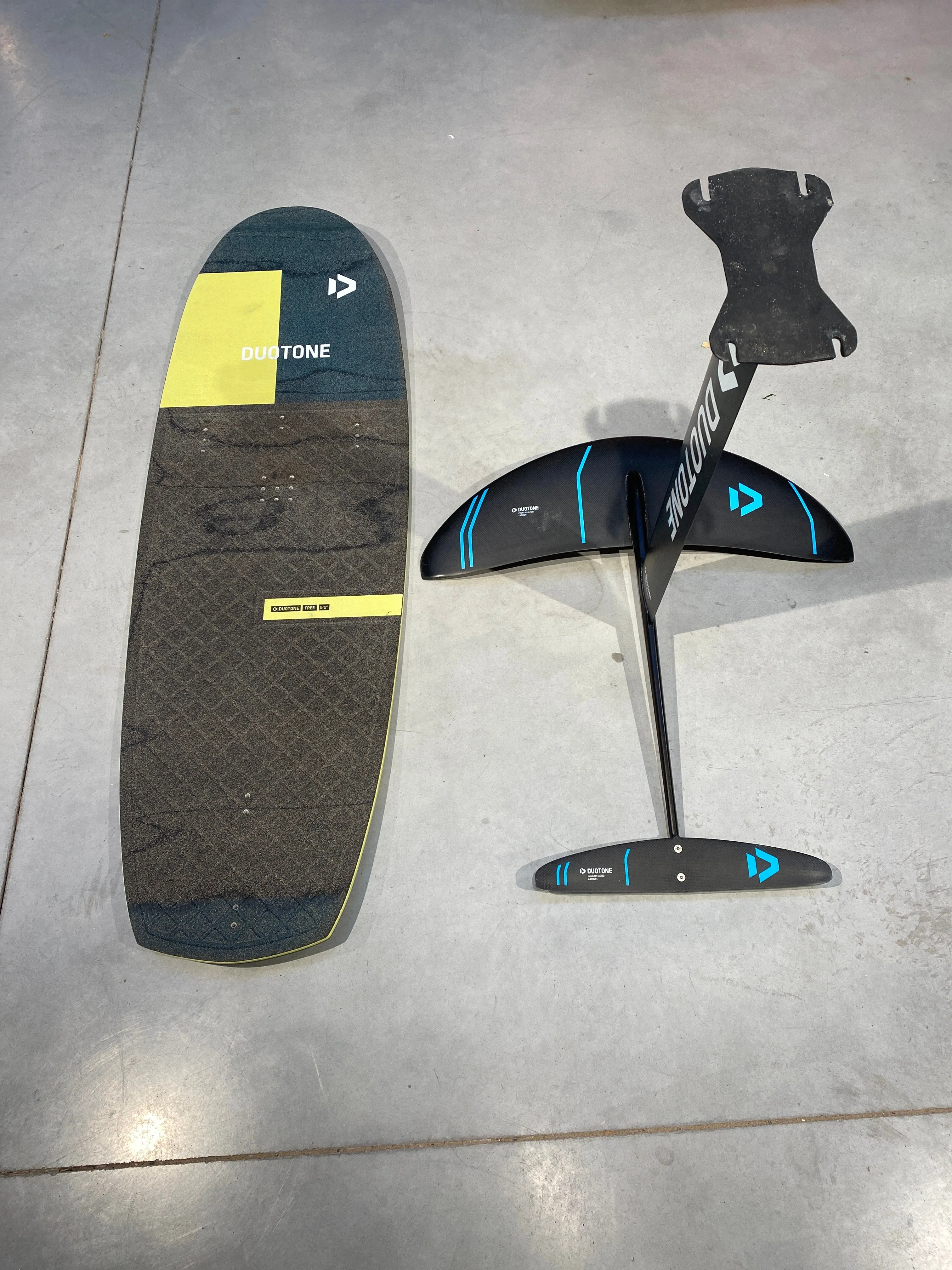 Used beginner kitefoil board - Duotone free 5'0   1250 FW   75 mast